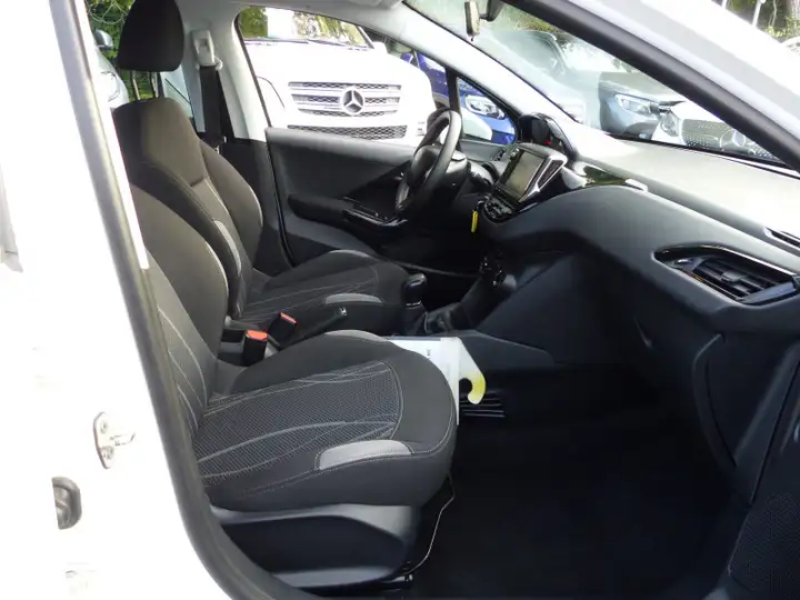 Peugeot 208 – Image 8